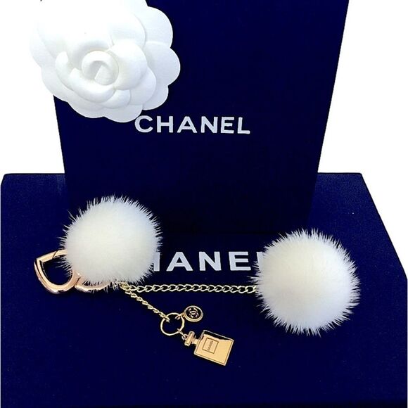 CHANEL KEYCHAIN KEY CHARM FOX FUR PUFFY BEAUTY CHARM GOLD TONE - Picture 2 of 5